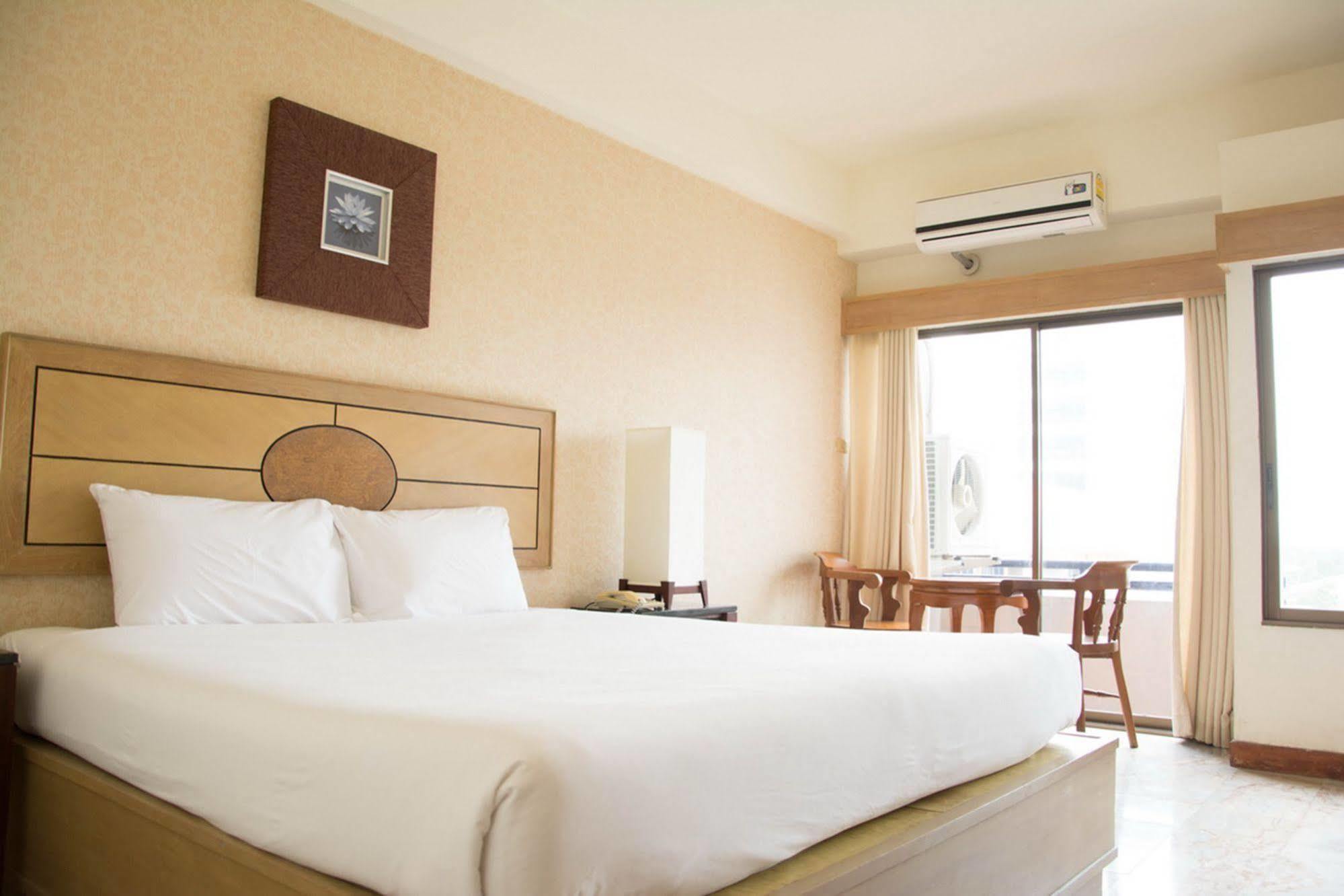 Nonthaburi Palace Hotel Esterno foto